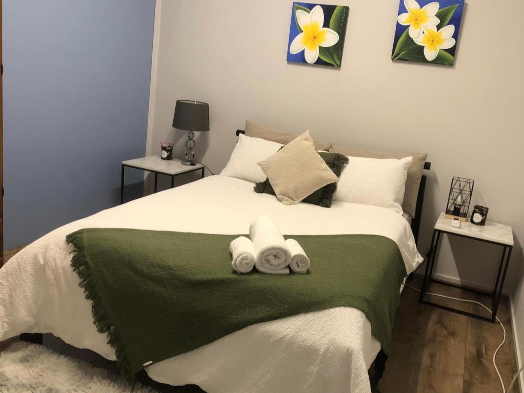 Homestay Delightful With Ac And Built-in Wardrobe *