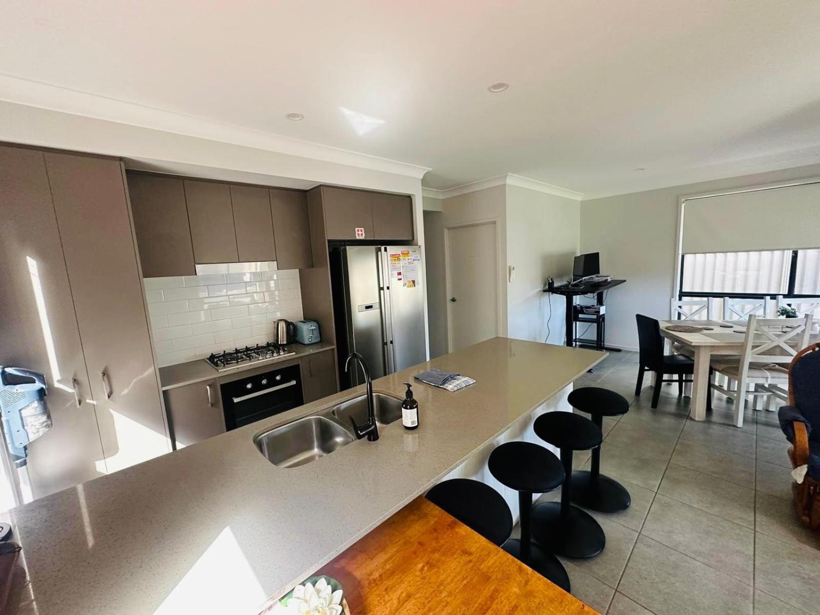 Delightful With Ac And Built-in Wardrobe Homestay Austral