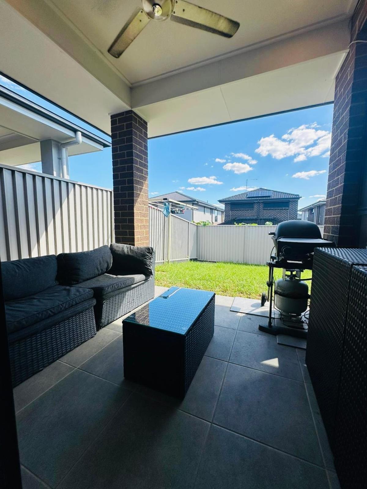 Delightful With Ac And Built-in Wardrobe Homestay Austral